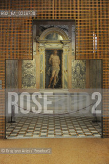 Venice - 12/7/10 - Cà dOro Museum : Wooden grate in front of  St. Sebastian by Andrea Mantegna. The wooden grate was put by an architect follower of Carlo Scarpa. Museo grata sebastiano ©Graziano Arici/Rosebud2