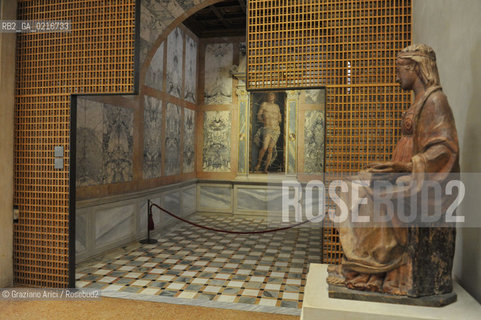 Venice - 12/7/10 - Cà dOro Museum : Wooden grate in front of  St. Sebastian by Andrea Mantegna. The wooden grate was put by an architect follower of Carlo Scarpa. Museo grata sebastiano ©Graziano Arici/Rosebud2