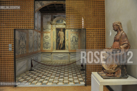 Venice - 12/7/10 - Cà dOro Museum : Wooden grate in front of  St. Sebastian by Andrea Mantegna. The wooden grate was put by an architect follower of Carlo Scarpa. Museo grata sebastiano ©Graziano Arici/Rosebud2