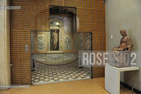 Venice - 12/7/10 - Cà dOro Museum : Wooden grate in front of  St. Sebastian by Andrea Mantegna. The wooden grate was put by an architect follower of Carlo Scarpa. Museo grata sebastiano ©Graziano Arici/Rosebud2