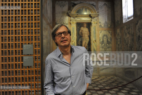 Venice - 12/7/10 - Cà dOro Museum : Wooden grate in front of  St. Sebastian by Andrea Mantegna. The wooden grate was put by an architect follower of Carlo Scarpa . The Curator of the Venetians Museums Vittorio Sgarbi order to take away the grate - Museo grata sebastiano ©Graziano Arici/Rosebud2