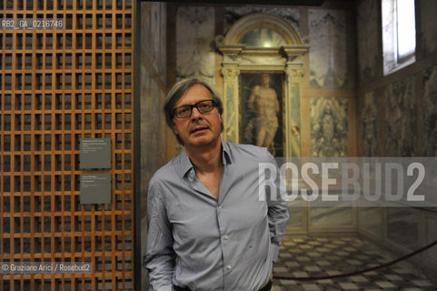 Venice - 12/7/10 - Cà dOro Museum : Wooden grate in front of  St. Sebastian by Andrea Mantegna. The wooden grate was put by an architect follower of Carlo Scarpa . The Curator of the Venetians Museums Vittorio Sgarbi order to take away the grate - Museo grata sebastiano ©Graziano Arici/Rosebud2