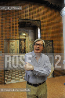 Venice - 12/7/10 - Cà dOro Museum : Wooden grate in front of  St. Sebastian by Andrea Mantegna. The wooden grate was put by an architect follower of Carlo Scarpa . The Curator of the Venetians Museums Vittorio Sgarbi order to take away the grate - Museo grata sebastiano ©Graziano Arici/Rosebud2