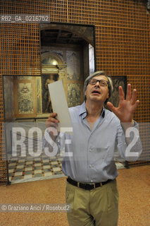 Venice - 12/7/10 - Cà dOro Museum : Wooden grate in front of  St. Sebastian by Andrea Mantegna. The wooden grate was put by an architect follower of Carlo Scarpa . The Curator of the Venetians Museums Vittorio Sgarbi order to take away the grate - Museo grata sebastiano ©Graziano Arici/Rosebud2