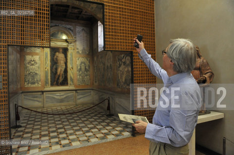 Venice - 12/7/10 - Cà dOro Museum : Wooden grate in front of  St. Sebastian by Andrea Mantegna. The wooden grate was put by an architect follower of Carlo Scarpa . The Curator of the Venetians Museums Vittorio Sgarbi order to take away the grate - Museo grata sebastiano ©Graziano Arici/Rosebud2