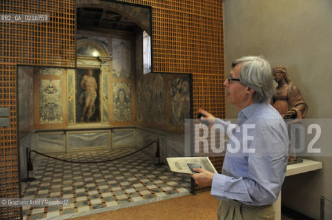 Venice - 12/7/10 - Cà dOro Museum : Wooden grate in front of  St. Sebastian by Andrea Mantegna. The wooden grate was put by an architect follower of Carlo Scarpa . The Curator of the Venetians Museums Vittorio Sgarbi order to take away the grate - Museo grata sebastiano ©Graziano Arici/Rosebud2