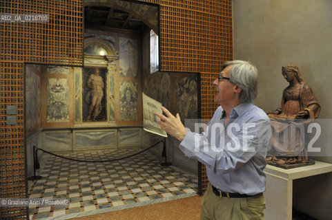 Venice - 12/7/10 - Cà dOro Museum : Wooden grate in front of  St. Sebastian by Andrea Mantegna. The wooden grate was put by an architect follower of Carlo Scarpa . The Curator of the Venetians Museums Vittorio Sgarbi order to take away the grate - Museo grata sebastiano ©Graziano Arici/Rosebud2