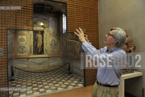 Venice - 12/7/10 - Cà dOro Museum : Wooden grate in front of  St. Sebastian by Andrea Mantegna. The wooden grate was put by an architect follower of Carlo Scarpa . The Curator of the Venetians Museums Vittorio Sgarbi order to take away the grate - Museo grata sebastiano ©Graziano Arici/Rosebud2