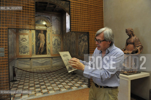 Venice - 12/7/10 - Cà dOro Museum : Wooden grate in front of  St. Sebastian by Andrea Mantegna. The wooden grate was put by an architect follower of Carlo Scarpa . The Curator of the Venetians Museums Vittorio Sgarbi order to take away the grate - Museo grata sebastiano ©Graziano Arici/Rosebud2
