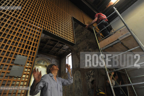 Venice - 12/7/10 - Cà dOro Museum : Wooden grate in front of  St. Sebastian by Andrea Mantegna. The wooden grate was put by an architect follower of Carlo Scarpa . The Curator of the Venetians Museums Vittorio Sgarbi order to take away the grate - Museo grata sebastiano ©Graziano Arici/Rosebud2