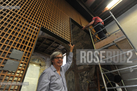 Venice - 12/7/10 - Cà dOro Museum : Wooden grate in front of  St. Sebastian by Andrea Mantegna. The wooden grate was put by an architect follower of Carlo Scarpa . The Curator of the Venetians Museums Vittorio Sgarbi order to take away the grate - Museo grata sebastiano ©Graziano Arici/Rosebud2