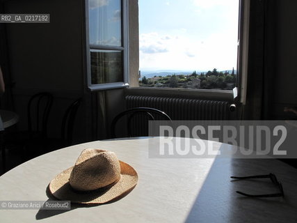 Gordes (provence Francia) - Sun and hat geo © Grazianoa Arici