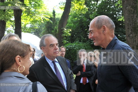 Venice 26/08/2010 -  12 Architecture Biennale: Palazzo delle Esposizioni - The architect Rem Koolhaas, La Biennale Golden Lion for Lifetime Achievement  with the french Culture Minister Frederic Mitterand   -  Architettura architetti giardini leone oro carriera ©Graziano Arici/Rosebud2