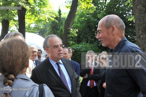 Venice 26/08/2010 -  12 Architecture Biennale: Palazzo delle Esposizioni - The architect Rem Koolhaas, La Biennale Golden Lion for Lifetime Achievement  with the french Culture Minister Frederic Mitterand   -  Architettura architetti giardini leone oro carriera ©Graziano Arici/Rosebud2