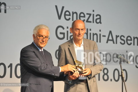 Venice 26/08/2010 -  12 Architecture Biennale: Palazzo delle Esposizioni - The architect Rem Koolhaas, La Biennale Golden Lion for Lifetime Achievement, with the Biennale President Paolo Baratta  -  Architettura architetti giardini leone oro carriera ©Graziano Arici/Rosebud2