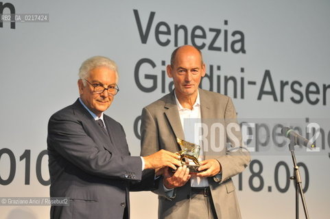 Venice 26/08/2010 -  12 Architecture Biennale: Palazzo delle Esposizioni - The architect Rem Koolhaas, La Biennale Golden Lion for Lifetime Achievement, with the Biennale President Paolo Baratta  -  Architettura architetti giardini leone oro carriera ©Graziano Arici/Rosebud2