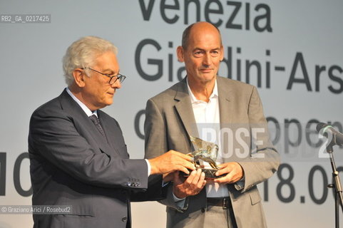 Venice 26/08/2010 -  12 Architecture Biennale: Palazzo delle Esposizioni - The architect Rem Koolhaas, La Biennale Golden Lion for Lifetime Achievement, with the Biennale President Paolo Baratta  -  Architettura architetti giardini leone oro carriera ©Graziano Arici/Rosebud2