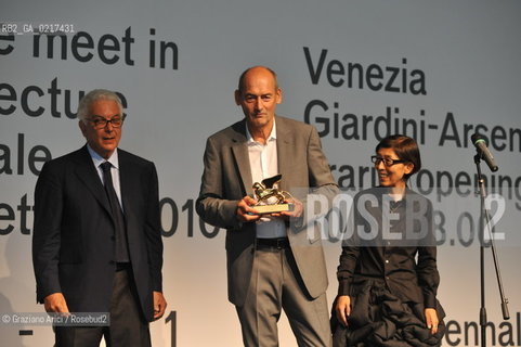 Venice 26/08/2010 -  12 Architecture Biennale: Palazzo delle Esposizioni - The architect Rem Koolhaas, La Biennale Golden Lion for Lifetime Achievement, with the Director of Architecture Biennale Kazuyo Sejima and the Biennale President Paolo Baratta  -  Architettura architetti giardini leone oro carriera ©Graziano Arici/Rosebud2