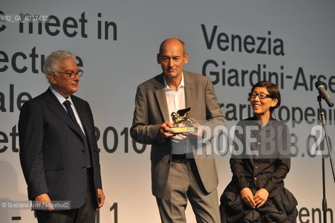 Venice 26/08/2010 -  12 Architecture Biennale: Palazzo delle Esposizioni - The architect Rem Koolhaas, La Biennale Golden Lion for Lifetime Achievement, with the Director of Architecture Biennale Kazuyo Sejima and the Biennale President Paolo Baratta  -  Architettura architetti giardini leone oro carriera ©Graziano Arici/Rosebud2