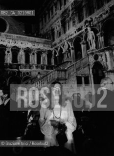 -VENEZIA,1988. RITRATTO DELLA SCRITTRICE ROSANNA OMBRES NEL CORTILE DI PALAZZO DUCALE. LETTERATURA, SCRITTRICE, POESIA,RITRATTO, PALAZZO DUCALE.-VENICE,1988.PORTRAIT OF THE WRITER ROSANNA OMBRES AT DOGES PALACE ©Graziano Arici/Rosebud2