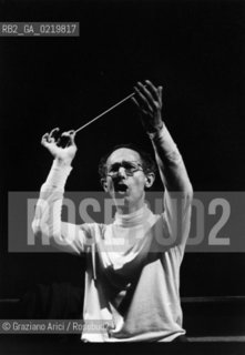 -VENICE,1985. RITRATTO DEL DIRETTORE DORCHESTRA CLAUDIO SCIMONE DURANTE UN CONCERTO. MUSICA, ORCHESTRA, DIRETTORE ©ARCHIVIO Graziano Arici/Rosebud2 -VENICE,1985.PORTRAIT OF THE CONDUCTOR CLAUDIO SCIMONE DURING A CONCERT ©ARCHIVIO Graziano Arici / rosebud2