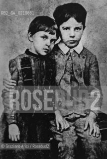 -1892.IL COMPOSITORE UNGHERESE BELA BARTOK ( 1881 - 1945 ) CON LA SORELLA. MUSICA CLASSICA; COMPOSITORE;RITRATTO. La cessione dei diritti si intende per quanto di nostra competenza; non comprende invece le eventuali spese relative a diritti che potranno essere richiesti dagli Enti cui appartengono le opere riprese. Tali costi, ove neccessari, e l’espletamento di qualsivoglia pratica di richiesta permessi sono esclusivamente  a  carico del committente. .-THE COMPOSER BELA BARTOK WITH .HIS SISTER - © ARCHIVIO Graziano Arici/Rosebud2 