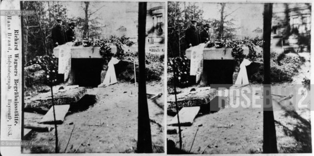 -1883, LA TOMBA DI RICHARD WAGNER IL GIORNO DEL FUNERALE. MUSICA CLASSICA, COMPOSITORE, TOMBA  -1883, THE GRAVE OF THE COMPOSER RICHARD WAGNER AFTER THE FUNERAL - REPRODUCTED BY Graziano Arici / rosebud2 -  . IL PAGAMENTO DI DIRITTI  DI QUESTA IMMAGINE E RELATIVO SOLO AL LAVORO DI RIPRODUZIONE E ARCHIVIAZIONE DELLA STESSA. .TUTTI I DIRITTI DI RIPRODUZIONE SPETTANO ALL ARCHIVIO WAGNER DI BAYREUTH AL QUALE LUTILIZZATORE DI QUESTA IMMAGINE DEVE OBBLIGATORIAMENTE RIVOLGERSI PER IL RELATIVO PAGAMENTO DEI DIRITTI. .LA PUBBLICAZIONE DI QUESTA IMMAGINE IMPLICA LEFFETTUAZIONE DI QUESTO OBBLIGO © ARCHIVIO Graziano Arici/Rosebud2 