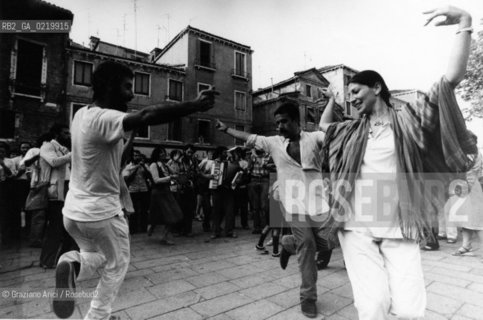 -VENEZIA,1980. FESTA IN CAMPO SANTA MARGHERITA. FESTA BALLO DANZA.-VENICE,1980.DANCING IN CAMPO SANTA MARGHERITA ©Graziano Arici/Rosebud2