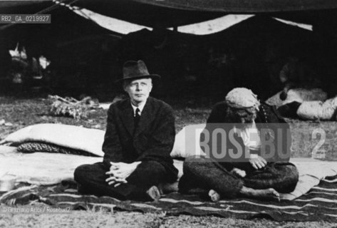 -1936.IL COMPOSITORE UNGHERESE BELA BARTOK ( 1881 - 1945 )NEL SUO ULTIMO VIAGGIO DI RACCOLTA DI CANTI POPLARI IN TURCHIA. MUSICA CLASSICA; COMPOSITORE;RITRATTO . La cessione dei diritti si intende per quanto di nostra competenza; non comprende invece le eventuali spese relative a diritti che potranno essere richiesti dagli Enti cui appartengono le opere riprese. Tali costi, ove neccessari, e l’espletamento di qualsivoglia pratica di richiesta permessi sono esclusivamente  a  carico del committente. .-1936.THE COMPOSER BELA BARTOK © ARCHIVIO Graziano Arici/Rosebud2 .