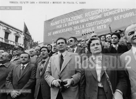 -VENEZIA,25.04.1978. IL POLITICO E SINDACALISTA SEGRETARIO DELLA CGIL LUCIANO LAMA DURANTE LA MANIFESTAZIONE UNITARIA IN PIAZZA SAN MARCO INSIEME A CLAUDIO SIGNORILE E  TINA ANSELMI. POLITICA, SINDACATO, SINDACALISTA, MANIFESTAZIONE .-VENICE, 25.04.1978.THE POLITICIAN AND TRADE UNION LUCIANO LAMA DURING THE  DEMONSTRATION IN SAINTS MARK SQUARE  ©Graziano Arici/Rosebud2