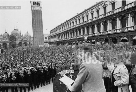 -VENEZIA,25.04.1978. IL POLITICO E SINDACALISTA SEGRETARIO DELLA CGIL LUCIANO LAMA DURANTE LA MANIFESTAZIONE UNITARIA IN PIAZZA SAN MARCO. POLITICA, SINDACATO, SINDACALISTA, MANIFESTAZIONE .-VENICE,25.04.1978.THE POLITICIAN AND TRADE UNION LUCIANO LAMA DURING THE  DEMONSTRATION IN SAINTS MARK SQUARE  ©Graziano Arici/Rosebud2