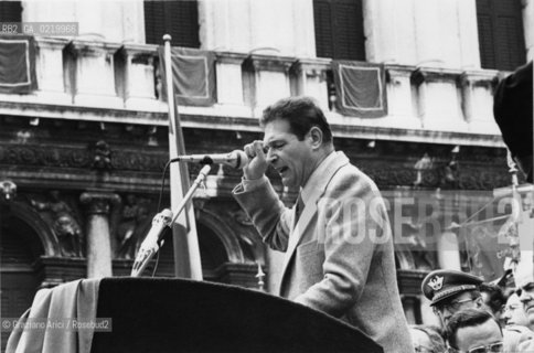-VENEZIA,25.04.1978. IL POLITICO E SINDACALISTA SEGRETARIO DELLA CGIL LUCIANO LAMA DURANTE LA MANIFESTAZIONE UNITARIA IN PIAZZA SAN MARCO. POLITICA, SINDACATO, SINDACALISTA, MANIFESTAZIONE  .-VENICE,25.04.1978.THE POLITICIAN AND TRADE UNION LUCIANO LAMA DURING THE  DEMONSTRATION IN SAINTS MARK SQUARE  ©Graziano Arici/Rosebud2