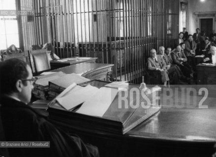 -VENEZIA, 1979. PROCESSO PER LA STRAGE DI PETEANO. CORTE DASSISE DI VENEZIA.NELLA FOTO DA SX.GLI IMPUTATI B.PASCOLI, D.MINGARELLI, FANO,CHIRICO,W.DI BIAGGIO E IN PIEDI L.BERNOT. IN PRIMO PIANO IL PM ENNIO  FORTUNA. PROCESSO,PETEANO,STRAGE, ASSISE .-VENICE, 1979. PROCESS FOR THE MASSACRE OF PETEANO - La cessione dei diritti si intende per quanto di nostra competenza; non comprende invece le eventuali spese relative a diritti che potranno essere richiesti dagli Enti cui appartengono le opere riprese. Tali costi, ove neccessari, e l’espletamento di qualsivoglia pratica di richiesta permessi sono esclusivamente  a  carico del committente. © ARCHIVIO Graziano Arici/Rosebud2 