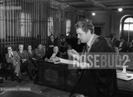 -VENEZIA, 1979. PROCESSO PER LA STRAGE DI PETEANO. CORTE DASSISE DI VENEZIA.NELLA FOTO DA SX.GLI IMPUTATI B.PASCOLI, D.MINGARELLI, FANO,CHIRICO,W.DI BIAGGIO E IN PIEDI L.BERNOT. IN PRIMO PIANO IL PM ENNIO  FORTUNA. PROCESSO,PETEANO,STRAGE,ASSISE , PUBBLICO MINISTERO;.-VENICE, 1979. PROCESS FOR THE MASSACRE OF PETEANO - La cessione dei diritti si intende per quanto di nostra competenza; non comprende invece le eventuali spese relative a diritti che potranno essere richiesti dagli Enti cui appartengono le opere riprese. Tali costi, ove neccessari, e l’espletamento di qualsivoglia pratica di richiesta permessi sono esclusivamente  a  carico del committente. © ARCHIVIO Graziano Arici/Rosebud2 