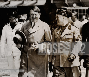 -Venezia,1934. Lo storico incontro tra il Cancelliere del reich della Germania nazista Adolf Hitler e il duce Benito Mussolini. Politica Partito Fascismo Nazismo Dittatore Duce Fuhrer Cancelliere Germania Dittatura Guerra Reich Regime.-Venice, 1934. Historic meeting of Chancellor Hitler of Germany and Premier Mussolini of Italy takes place at Venice after arrival of German leader by airplane. fascismo duce nazismo dittatore incontro storico. La cessione dei diritti si intende per quanto di nostra competenza; non comprende invece le eventuali spese relative a diritti che potranno essere richiesti dagli Enti cui appartengono le opere riprese. Tali costi, ove neccessari, e l’espletamento di qualsivoglia pratica di richiesta permessi sono esclusivamente  a  carico del committente. © ARCHIVIO Graziano Arici/Rosebud2 