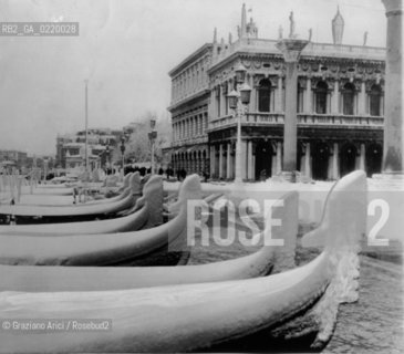 Venice,1955. Neve in Piazza San Marco sulle gondole. Ice sheathes the prow of these gondolas parked along Grand Canal, in Piazza San Marco. gondola neve ghiaccio nevicata - La cessione dei diritti si intende per quanto di nostra competenza; non comprende invece le eventuali spese relative a diritti che potranno essere richiesti dagli Enti cui appartengono le opere riprese. Tali costi, ove neccessari, e l’espletamento di qualsivoglia pratica di richiesta permessi sono esclusivamente  a  carico del committente. © ARCHIVIO Graziano Arici/Rosebud2 
