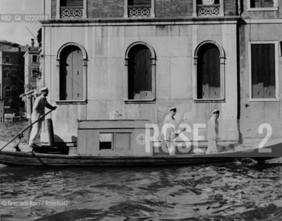Venice,1952. Gondola adibita ad ambulanza. Special gondola ambulance. Gondola, ambulanza, ospedale - La cessione dei diritti si intende per quanto di nostra competenza; non comprende invece le eventuali spese relative a diritti che potranno essere richiesti dagli Enti cui appartengono le opere riprese. Tali costi, ove neccessari, e l’espletamento di qualsivoglia pratica di richiesta permessi sono esclusivamente  a  carico del committente. © ARCHIVIO Graziano Arici/Rosebud2 