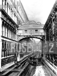 Venice,1955. Ponte dei Sospiri e bassa marea con canale in secca. Bridge of the Sighs with the low tide. marea sospiri secca © ARCHIVIO Graziano Arici/Rosebud2 