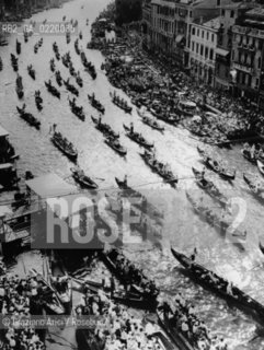 Venice,1955. Veduta dallalto del canal grande durante la Regata Storica. General view of Venicès Grand Canal  during the Regata Storica. Venezia regata storica veduta gondola © ARCHIVIO Graziano Arici/Rosebud2 