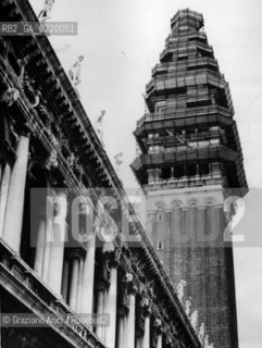 Venice,1955. Campanile di San Marco con impalcatura. Framework on the tower of the Campanile in St Marks Square. Campanile, restauro © ARCHIVIO Graziano Arici/Rosebud2 