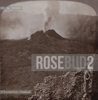 Naples, fine 1800?.Veduta del vesuvio con fumo.In primo piano un uomo osserva il vulcano. View of Vesuvio - La cessione dei diritti si intende per quanto di nostra competenza; non comprende invece le eventuali spese relative a diritti che potranno essere richiesti dagli Enti cui appartengono le opere riprese. Tali costi, ove neccessari, e l’espletamento di qualsivoglia pratica di richiesta permessi sono esclusivamente  a  carico del committente. © ARCHIVIO Graziano Arici/Rosebud2 