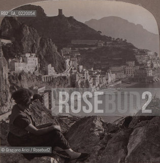 Naples, fine 1800?.Veduta del golfo di Amalfi. View of Amalfìs gulf . Golfo, veduta, Amalfi - La cessione dei diritti si intende per quanto di nostra competenza; non comprende invece le eventuali spese relative a diritti che potranno essere richiesti dagli Enti cui appartengono le opere riprese. Tali costi, ove neccessari, e l’espletamento di qualsivoglia pratica di richiesta permessi sono esclusivamente  a  carico del committente. © ARCHIVIO Graziano Arici/Rosebud2 