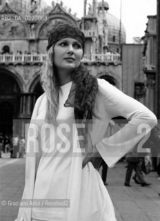 -VENEZIA,1972. RITRATTO DELLA MODELLA E ATTRICE PAMELA TIFFIN IN PIAZZA SAN MARCO. CINEMA, ATTRICE, MODELLA, SAN MARCO, RITRATTO.-VENICE,1972.PORTRAIT OF THE MODEL AND ACTRESS PAMELA TIFFIN © ARCHIVIO Graziano Arici/Rosebud2 