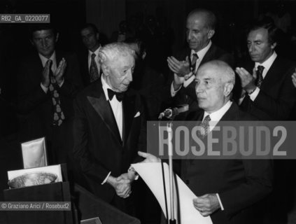 VENICE, 1979. PREMIO UNA VITA PER LA MUSICA :IL PIANISTA ARTHUR RUIBINSTEIN E IL POLITICO AMINTORE FANFANI. PREMIO, MUSICA, MAESTRO, PIANISTA COMPOSITORE.-VENICE, 1979. THE PIANIST ARTHUR RUBINSTEIN WITH THE MAYOR OF VENICE MARIO RIGO - La cessione dei diritti si intende per quanto di nostra competenza; non comprende invece le eventuali spese relative a diritti che potranno essere richiesti dagli Enti cui appartengono le opere riprese. Tali costi, ove neccessari, e l’espletamento di qualsivoglia pratica di richiesta permessi sono esclusivamente  a  carico del committente. © ARCHIVIO Graziano Arici/Rosebud2 