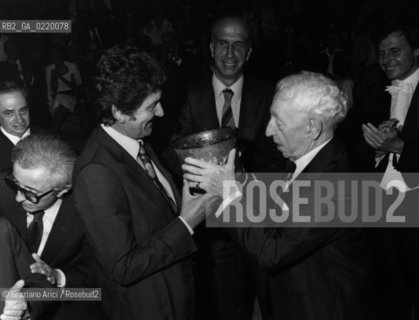 VENICE, 1979. PREMIO UNA VITA PER LA MUSICA CONFERITO AL PIANISTA ARTHUR RUIBINSTEIN DAL SINDACO DI VENEZIA MARIO RIGO. PREMIO, MUSICA, MAESTRO, PIANISTA.-VENICE, 1979. THE PIANIST ARTHUR RUBINSTEIN WITH THE MAYOR OF VENICE MARIO RIGO - La cessione dei diritti si intende per quanto di nostra competenza; non comprende invece le eventuali spese relative a diritti che potranno essere richiesti dagli Enti cui appartengono le opere riprese. Tali costi, ove neccessari, e l’espletamento di qualsivoglia pratica di richiesta permessi sono esclusivamente  a  carico del committente. © ARCHIVIO Graziano Arici/Rosebud2 