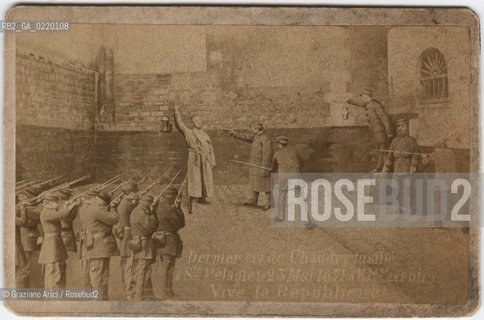 -PARIGI, COMUNE DI PARIGI -EUGENE APPERT, ASSASSINIO DI GUSTAVE CHAUDEY A ST. PELAGIE IL 23 MAGGIO DEL 1871,  STAMPA ALLALBUMINA INCOLLATA SU CARTONE, CARTE DE VISITE, CM 9,5X6. FOTOMONTAGGIO, ASSASSINIO, COMUNE DI PARIGI  FOTOMONTAGGIO, ASSASSINIO, COMUNE DI PARIGI FOTOANTICHE.-PARIS, PARIS COMMUNE - EUGENE APPERT, MURDER OF GUSTAVE CHAUDEY IN ST. PELAGIE  23 MAY 1871, ALBUMEN PHOTOGRAPH MOUNTED ON CARDBOARD, CARTE DE VISITE, CM 16,3X10,6, PHOTOMONTAGE © ARCHIVIO Graziano Arici/Rosebud2 ..