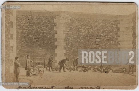 -PARIGI, EUGENE APPERT - RUE TAITBOUI 24, FUCILAZIONE DEGLI OSTAGGI ALLA PRIGIONE DELLA ROQUETTE, 1871. STAMPA ALLALBUMINA INCOLLATA SU CARTONE, CARTE DE VISITE, CM 9,5X6 .FOTOANTICHE, COMUNE, FUCILAZIONE, CADAVERE, PRETE, ESECUZIONE FOTOMONTAGGIO, COMUNE DI PARIGI FOTOANTICHE.-PARIS, EUGENE APPERT, EXECUTION OF THE HOSTAGES AT THE ROQUETTE PRISON,  1871. ALBUMEN PHOTOGRAPH MOUNTED ON CARDBOARD, CARTE DE VISITE CM 9,5X6 © ARCHIVIO Graziano Arici/Rosebud2 