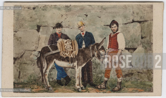 -DINTORNI DI ROMA, SENZA INDICAZIONE DELLAUTORE,CONTADINI CON ASINO,STAMPA ALLALBUMINA INCOLLATA SU CARTONE COLORATA A MANO, CARTE DE VISITE, CM 6,3X10,5. FOTOANTICHE, POSATO, RITRATTO .-NEAR ROMA, NO AUTHORS INDICATION, PORTRAIT OF COUNTRY MANS, UNDATED,ALBUMEN PHOTOGRAPH MOUNTED ON CARDBOARD HAND COLOURED, CARTE DE VISITE CM 6,3X10,5 © ARCHIVIO Graziano Arici/Rosebud2 
