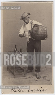 -VENEZIA, SENZA DATA. SENZA INDICAZIONE DAUTORE. UOMO CHE VERSA DELLACQUA O DEL VINO, POSATO IN STUDIO.STAMPA ALLALBUMINA INCOLLATA SU CARTONE, CARTE DE VISITE, CM 6X10,6 . FOTOANTICHE POSATO RITRATTO PORTATORE DACQUA.-VENICE, NO AUTHOR S INDICATION,UNDATED. WATER CARRIER ALBUMEN PHOTOGRAPH MOUNTED ON CARDBOARD, CARTE DE VISITE CM 6X10,6 © ARCHIVIO Graziano Arici/Rosebud2 ..