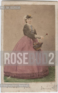 -VENEZIA, SENZA INDICAZIONE DELLAUTORE,RITRATTO IN STUDIO POSATO DI RAGAZZA CON  CESTO DI FIORI,SENZA DATA, STAMPA ALLALBUMINA INCOLLATA SU CARTONE COLORATA A MANO, CARTE DE VISITE, CM 6,3X10,2.FOTOANTICHE POSATO RITRATTO  DONNA CON FIORI.-VENICE, NO AUTHORS INDICATION, PORTRAIT OF FLOWER GIRL,UNDATED,  ALBUMEN PHOTOGRAPH MOUNTED ON CARDBOARD HAND COLOURED, CARTE DE VISITE CM 6,3X10,2 © ARCHIVIO Graziano Arici/Rosebud2 